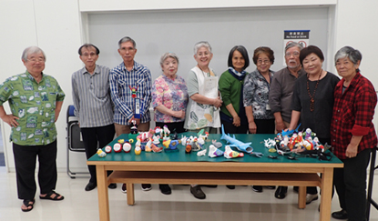 写真-2「琉球玩具への招待」の参加者と作製張り子
