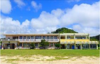 写真-1美ら島自然学校（旧嘉陽小学校）全景